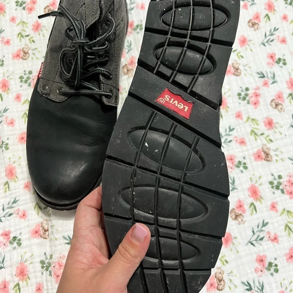 Levi's Men's Black and Gray Boots
